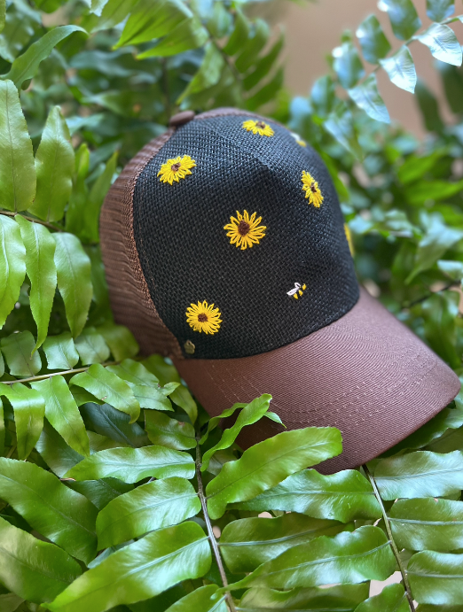 gorras bordadas a mano por juliepots en la riviera maya, piezas unicas, regalos originales