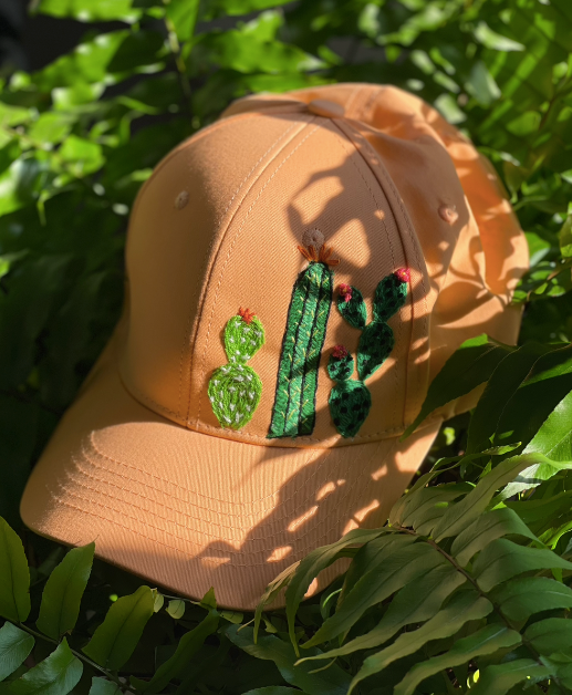 juliepots borda y diseña gorras de la colección mexicana en la riviera maya