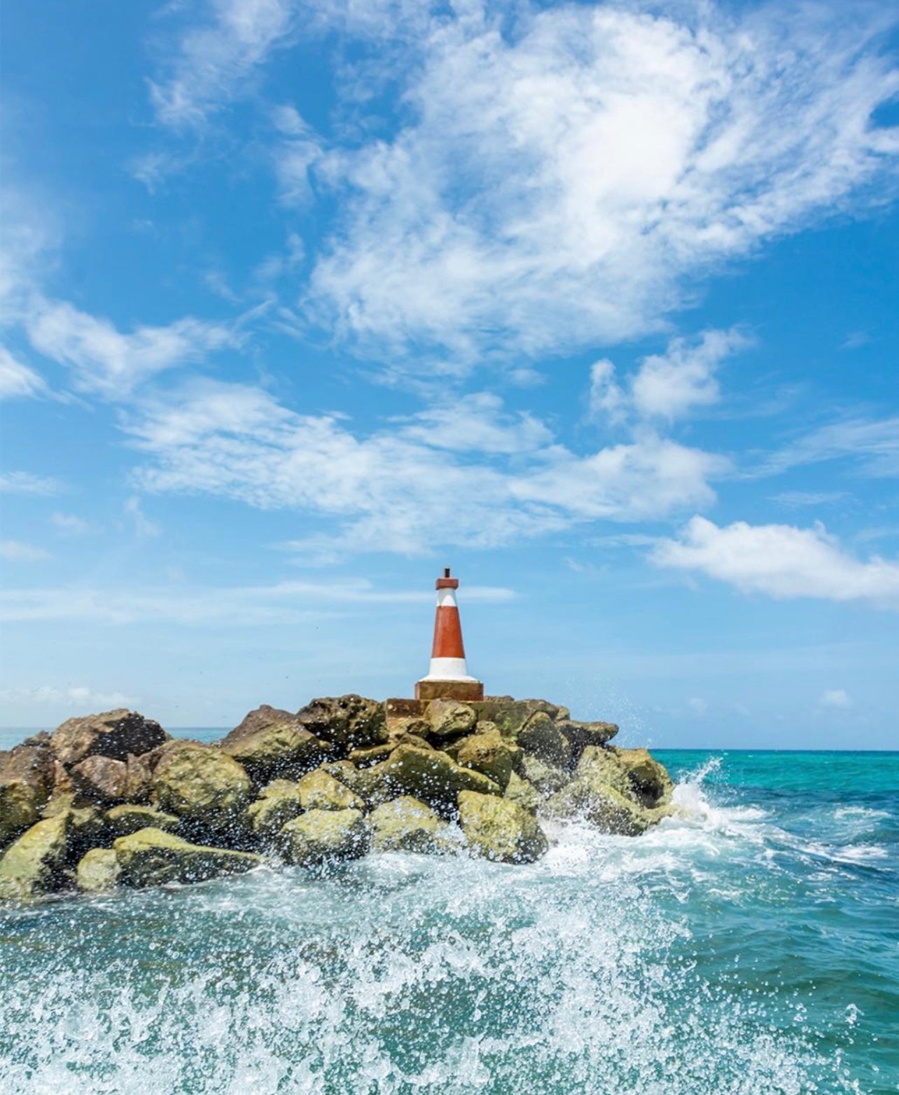 el famoso faro de puerto aventuras pintado a mano por la artista mexicana juliepots