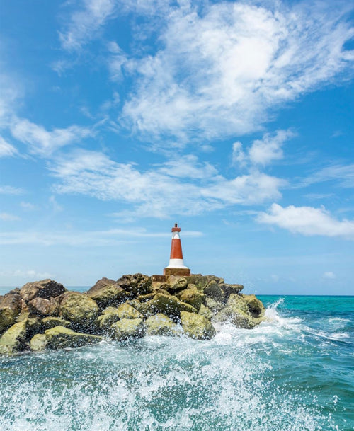 el famoso faro de puerto aventuras pintado a mano por la artista mexicana juliepots