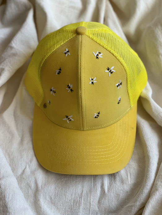 Gorra Abejitas Bordada a Mano | Gamuza Amarilla | juliepots