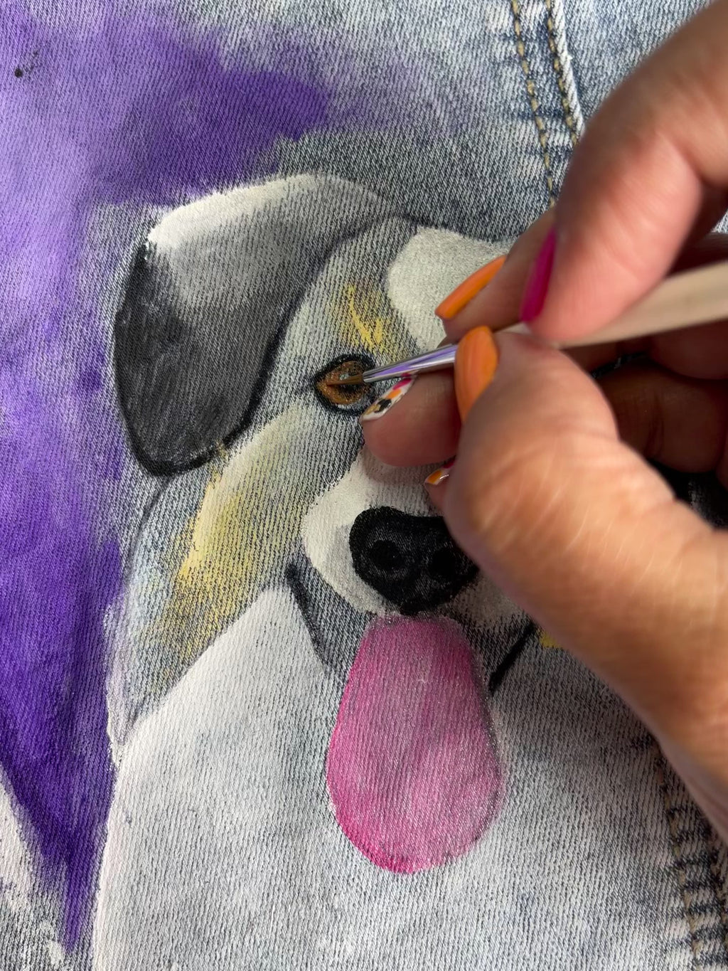 Retrato de mascota pintado a mano en chamarra de mezclilla