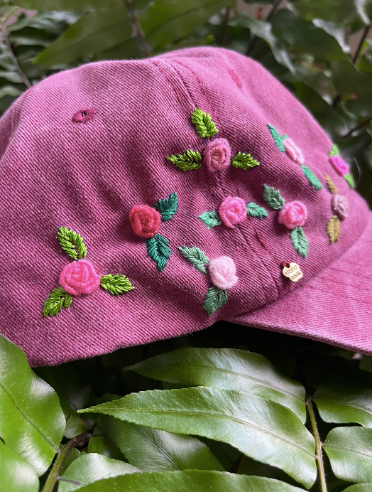 Gorra Bordada a Mano con Flores – Pieza Única | juliepots